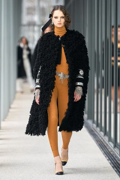 Look 28